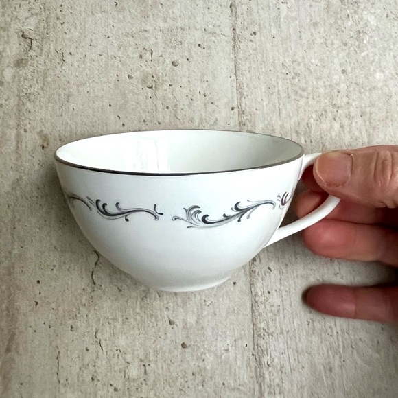 Royal Doulton Bone China 4 Tea Cup and Saucer sets - Picture 4 of 12